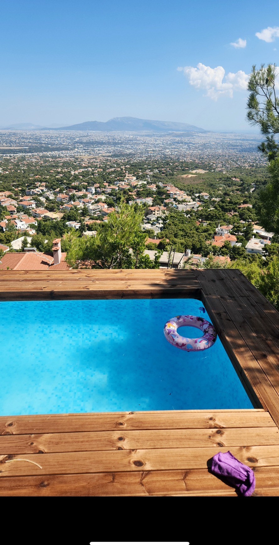 Ξύλινο deck πισίνας με θέα στην Αθήνα, κατασκευή KITCHEN STYLE